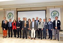 The recent meeting of KASAD, the Turkish association for the carton packaging industry, was an opportunity for the joint team of Koenig & Bauer and Koenig & Bauer Duran to introduce itself to the country’s packaging branch. Koenig & Bauer Sheetfed sales director Dietmar Heyduck (3rd from right) announced the transfer of sales activities to Koenig & Bauer Duran