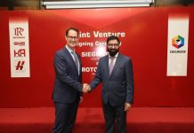 Dirk Weissenfeldt, vice president, Business Unit Flexible Packaging EMEA at Siegwerk (left) and Aamir Hirani, founder of Rotopack (right) during the signing ceremony