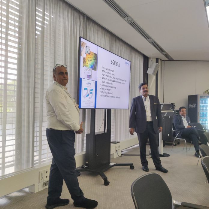 Ranesh Bajaj (left) with Manoj Kochar during the drupa event photo: PSA