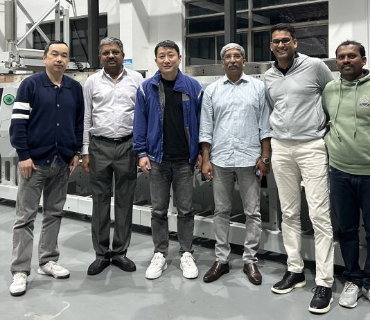 The teams of Citrus Packaging Solutions and Provin Digital with the Spande S7 8-color label press in Spande's Shanghai plant Citrus