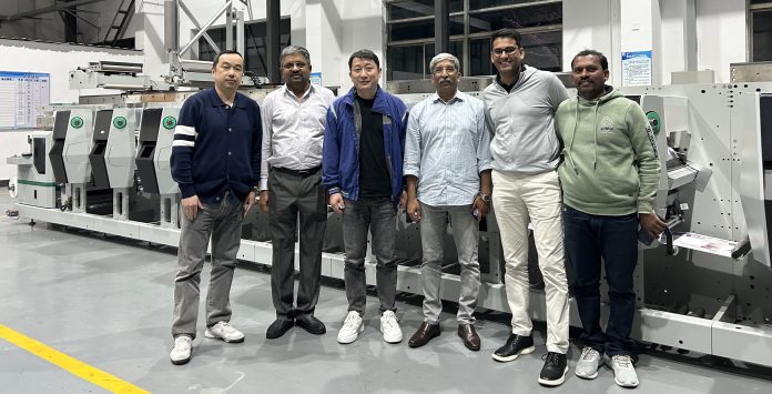 IMG_7794 The teams of Citrus Packaging Solutions and Provin Digital with the Spande S7 8-color label press in Spande's Shanghai plant Citrus